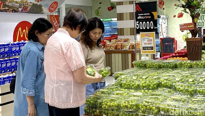 Pengunjung Transmart Trans Icon Mall Surabaya memborong anggur muscat di promo Transmart Full Day Sale