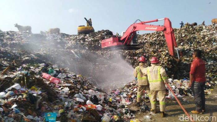 Penyemprotan cairan eco enzim di TPSA Ciangir Kota Tasikmalaya.