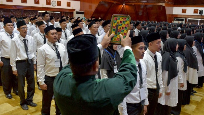 Sejumlah  Pegawai Pemerintahan dengan Perjanjian Kerja (PPPK) mengucapkan sumpah  saat pelantikan dan penyerahan Surat Keputusan (SK) di Banda Aceh, Aceh, Selasa (29/8/2023). Pemerintah Provinsi Aceh menyerahkan Surat Keputusan (SK) Pengangkatan kepada 3.247 orang dengan jabatan fungsi guru dan PPPK tenaga teknis pemerintah Aceh.  ANTARA FOTO/Ampelsa/nym.