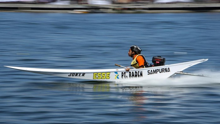 Peserta beradu cepat dalam lomba perahu ketinting di perairan Pantai Losari, Makassar, Sulawesi Selatan, Selasa (29/8/2023). Lomba perahu ketinting yang diikuti oleh 173 peserta dari sejumlah daerah di Sulawesi dan Kalimantan tersebut untuk memeriahkan HUT ke-354 Sulawesi Selatan. ANTARA FOTO/Arnas Padda/nym.