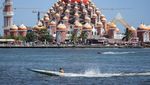 Aksi Adu Cepat Perahu Ketinting di Pantai Losari Makassar
