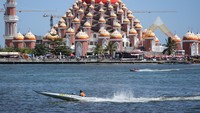 Peserta beradu cepat dalam lomba perahu ketinting di perairan Pantai Losari, Makassar, Sulawesi Selatan, Selasa (29/8/2023). 