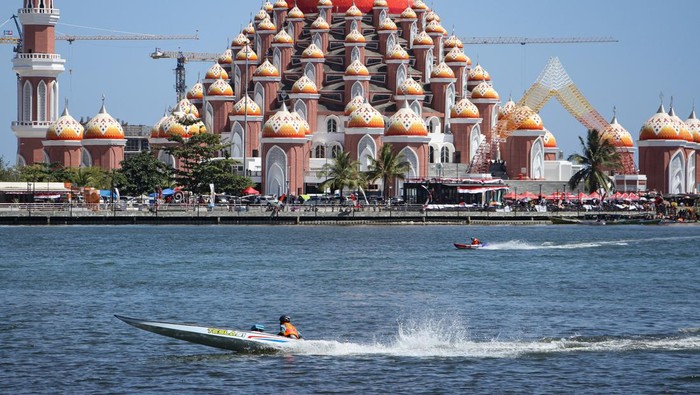 Peserta beradu cepat dalam lomba perahu ketinting di perairan Pantai Losari, Makassar, Sulawesi Selatan, Selasa (29/8/2023). Lomba perahu ketinting yang diikuti oleh 173 peserta dari sejumlah daerah di Sulawesi dan Kalimantan tersebut untuk memeriahkan HUT ke-354 Sulawesi Selatan. ANTARA FOTO/Arnas Padda/nym.
