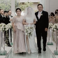 Veil panjang yang juga bergaya clean dan minimalis melengkapi penampilannya saat mengikat janji suci. Foto: Instagram/@gritteagathaa @dinarastika.films