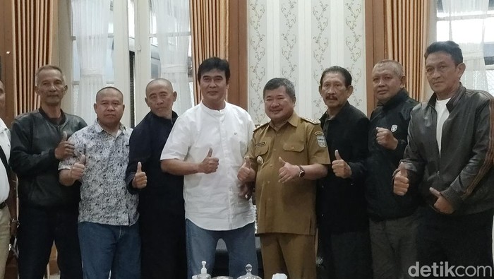 Pertemuan Persib legend dan Bupati Garut.