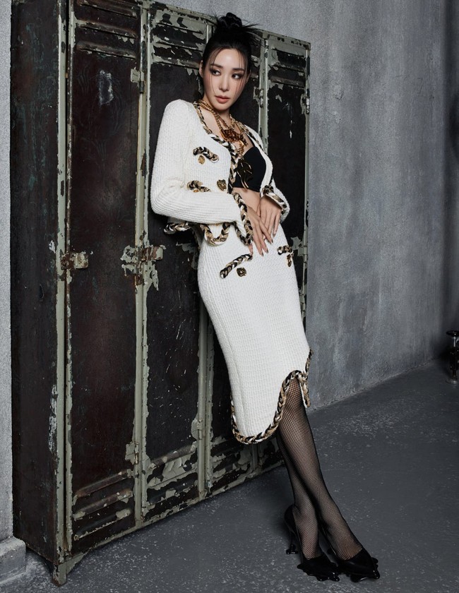 Tahun lalu Tiffany Young SNSD sukses mencuri perhatian dengan penampilannya sebagai sekretaris keluarga Song Joong Ki dalam drama Korea Reborn Rich. Foto: dok. Instagram @moschino