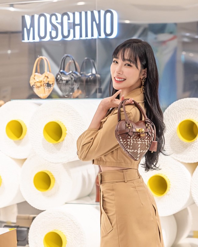 Setelah dinobatkan sebagai house ambassador Moschino, Tiffany Young terlihat menghadiri acara pembukaan pop-up store di Shinsegye Gangnam Bunder Hill. Foto: dok. Instagram @moschino