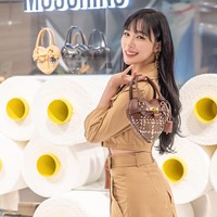 Setelah dinobatkan sebagai house ambassador Moschino, Tiffany Young terlihat menghadiri acara pembukaan pop-up store di Shinsegye Gangnam Bunder Hill. Foto: dok. Instagram @moschino