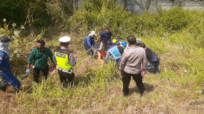 Petugas evakuasi mayat laki-laki tanpa identitas di Tol Surabaya-Mojokerto