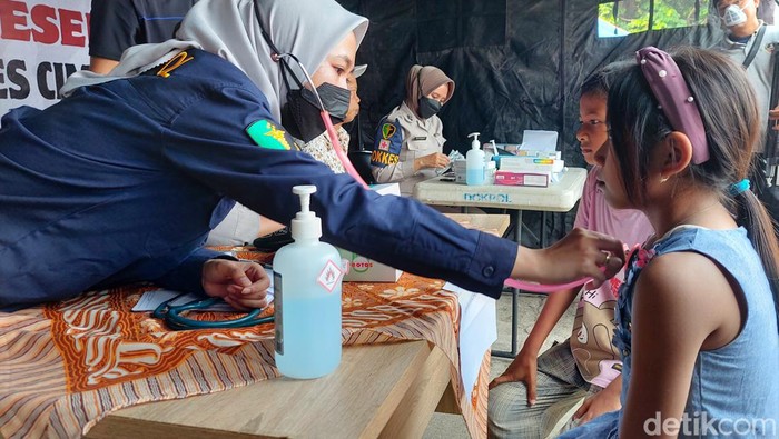 Petugas Kesehatan Periksa Kondisi Warga Terdampak Asap Kebakaran Sarimukti