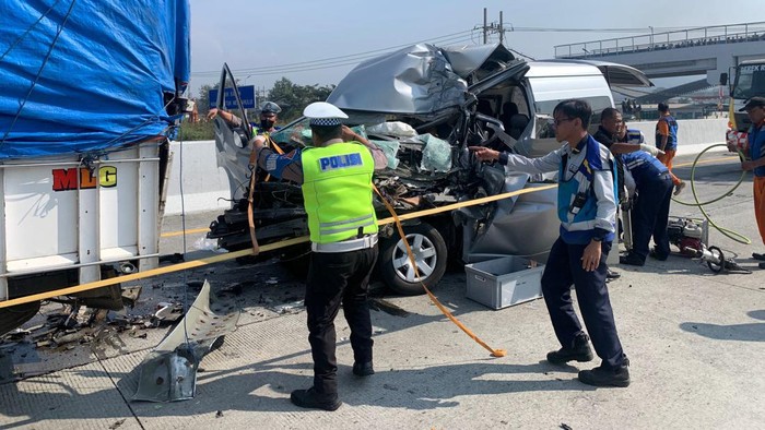 Petugas Satlantas Polres Malang mengevakuasi korban laka di KM 85 Lawang-Singosari.