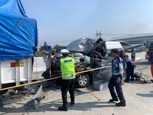 Tragedi Pagi Hari Saat Hiace Tabrak Truk Tewaskan 2 Wisatawan Asal Kalbar