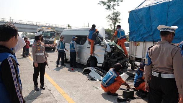 Petugas Satlantas Polres Malang mengevakuasi korban laka di KM 85 Lawang-Singosari.