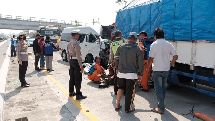 Petugas Satlantas Polres Malang mengevakuasi korban laka di KM 85 Lawang-Singosari.