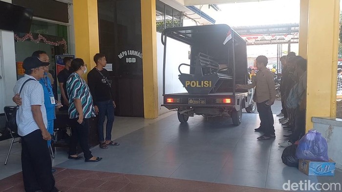 Polisi melakukan rekonstruksi temuan bayi di IGD RSUD Dr Mohammad Zyn Sampang