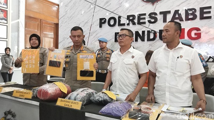 Polisi memamerka barang bukti narkoba hasil pengungkapan pengedar di Bandung