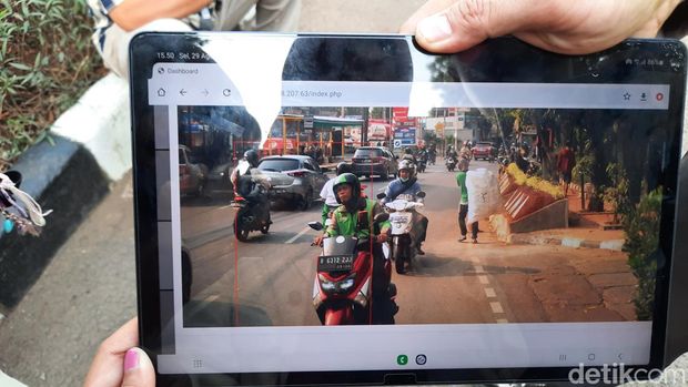 Polisi menempatkan e-TLE mobile di kawawan Kebayoran Lama, Jaksel. Selama 15 menit di lokasi, ada 50 pemotor lawan arah terekam e-TLE mobile pada Selasa (29/8/2023) sore.