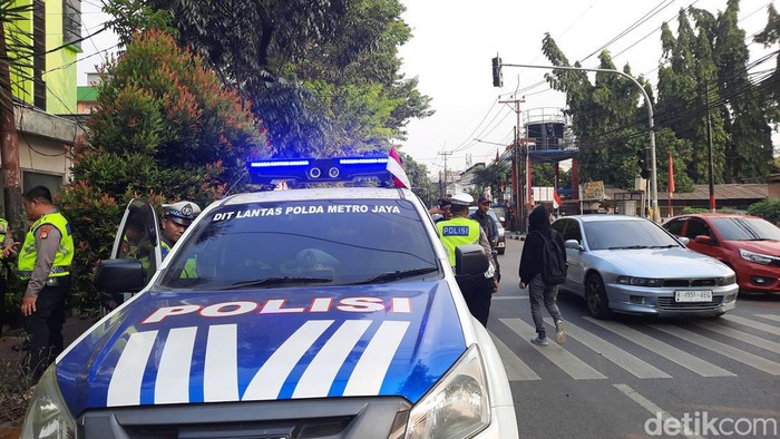 Polisi menempatkan e-TLE mobile di kawawan Kebayoran Lama, Jaksel. Selama 15 menit di lokasi, ada 50 pemotor lawan arah terekam e-TLE mobile pada Selasa (29/8/2023) sore.