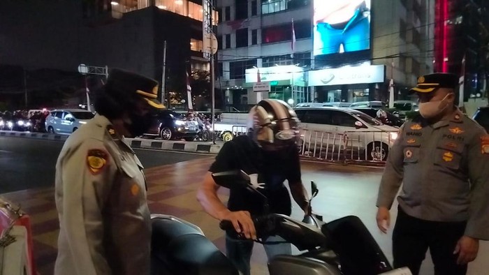 Polisi menertibkan pemotor lawan arah di perempatan Fatmawati, Cilandak, Jakarta Selatan.