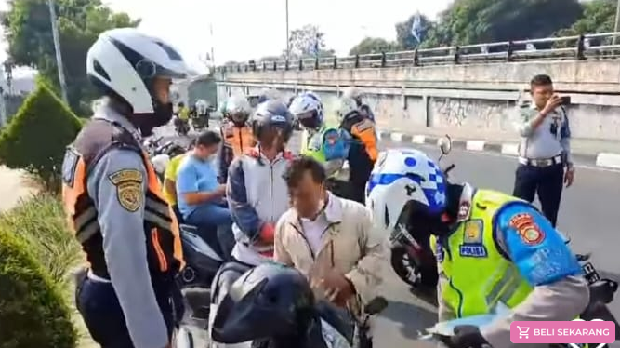 Polisi menilang sejumlah pemotor yang lawan arah di flyover Pondok Kopi, Jakarta Timur.