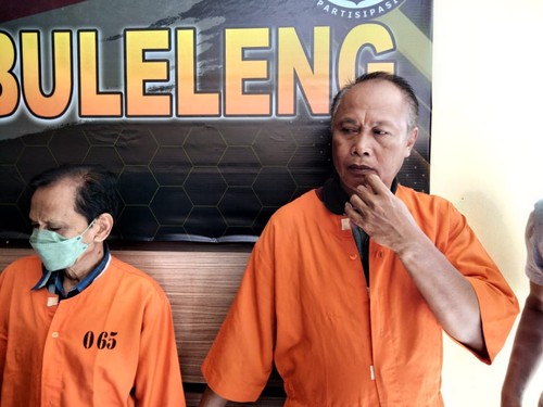 Polres Buleleng saat merilis kasus persetubuhan siswi SMP menghadirkan tersangka IKD berbaju tahanan 053, Selasa (29/8/2023). (Made Wijaya Kusuma)