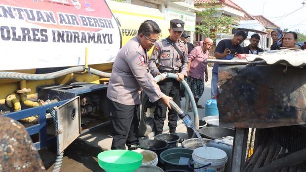 Polres Indramayu saat menyalurkan air bersih