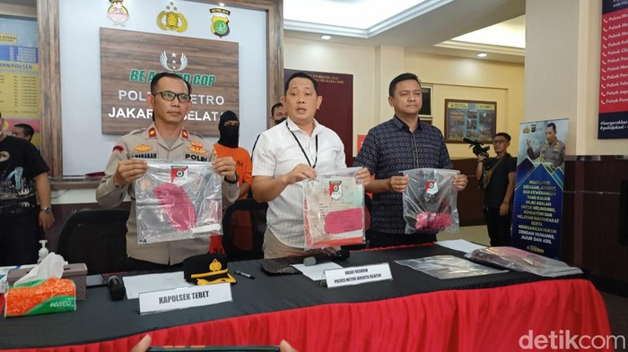 Polres Jaksel merilis penangkapan pria yang menusuk pasutri di Tebet, Jaksel.