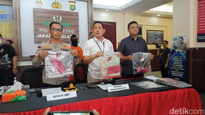 Polres Jaksel merilis penangkapan pria yang menusuk pasutri di Tebet, Jaksel.