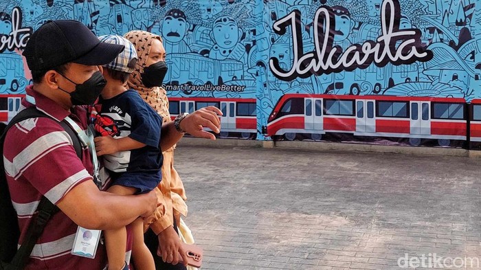 LRT Jabodebek resmi beroperasi pada Senin (28/8/2023). Warga pun mulai menjajal transportasi baru tersebut.