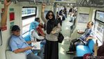 Potret Antusias Warga Jajal LRT Jabodebek
