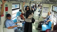 Masyarakat dapat menggunakan kartu uang elektronik perbankan untuk melakukan pembayaran LRT Jabodebek. 
