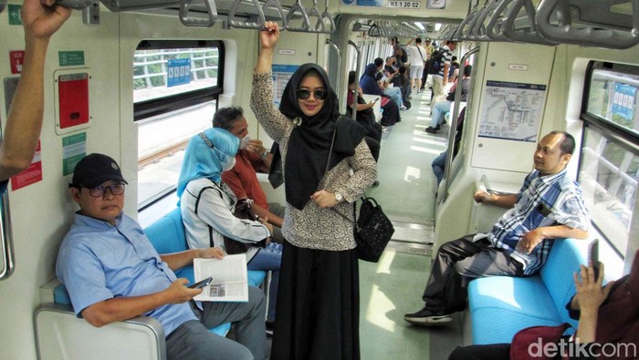 Sejumlah masyarakat menikmati transportasi LRT Jabodebek di Stasiun LRT Dukuh Atas, Jakarta Pusat, Senin (28/8/2023).