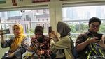 Potret Antusias Warga Jajal LRT Jabodebek