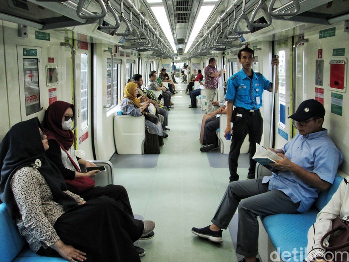 Sejumlah masyarakat menikmati transportasi LRT Jabodebek di Stasiun LRT Dukuh Atas, Jakarta Pusat, Senin (28/8/2023).
