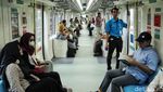 Potret Antusias Warga Jajal LRT Jabodebek