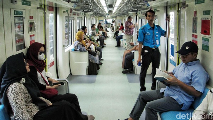 Sejumlah masyarakat menikmati transportasi LRT Jabodebek di Stasiun LRT Dukuh Atas, Jakarta Pusat, Senin (28/8/2023).