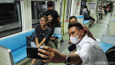 Potret Antusias Warga Jajal LRT Jabodebek