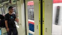 LRT Jabodebek melayani masyarakat dengan rute layanan di sekitar Jakarta dan kawasan penyangga Jakarta, seperti Bekasi, Depok, dan Bogor. 