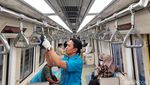 Potret Antusias Warga Jajal LRT Jabodebek