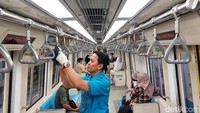 Demi kenyamanan penumpang, LRT Jabodebek dibersihkan secara rutin oleh petugas. 