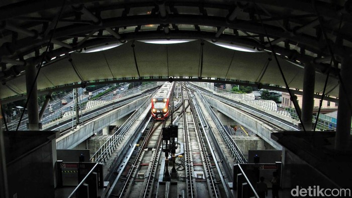 Sejumlah masyarakat menikmati transportasi LRT Jabodebek di Stasiun LRT Dukuh Atas, Jakarta Pusat, Senin (28/8/2023).