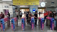 Sejumlah masyarakat menikmati transportasi LRT Jabodebek di Stasiun LRT Dukuh Atas, Jakarta Pusat, Senin (28/8/2023). 