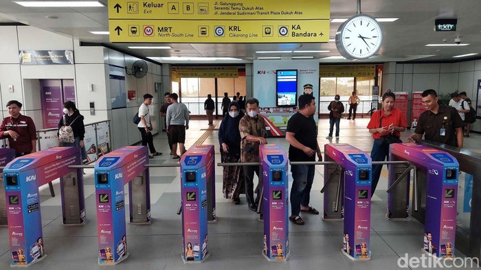 Sejumlah masyarakat menikmati transportasi LRT Jabodebek di Stasiun LRT Dukuh Atas, Jakarta Pusat, Senin (28/8/2023).