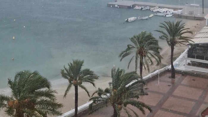 Potret Badai Dahsyat Menerjang Mallorca Spanyol A view shows a car passing through a flooded road in Mallorca, Spain, August 27, 2023, in this screen grab obtained from a social media video. @gozzo82 via X/via REUTERS THIS IMAGE HAS BEEN SUPPLIED BY A THIRD PARTY. MANDATORY CREDIT. NO RESALES. NO ARCHIVES.