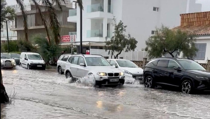 Potret Badai Dahsyat Menerjang Mallorca Spanyol A view shows a car passing through a flooded road in Mallorca, Spain, August 27, 2023, in this screen grab obtained from a social media video. @gozzo82 via X/via REUTERS THIS IMAGE HAS BEEN SUPPLIED BY A THIRD PARTY. MANDATORY CREDIT. NO RESALES. NO ARCHIVES.