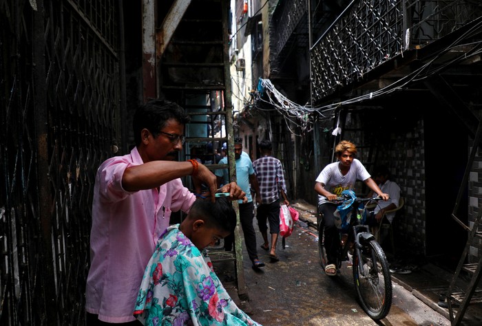 Labourers construct a structure amidst shanties in Dharavi, one of Asias largest slums, in Mumbai, India, August 1, 2023. REUTERS/Niharika Kulkarni