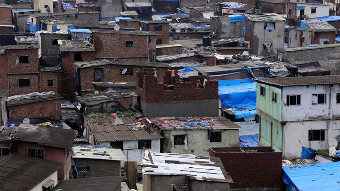 Labourers construct a structure amidst shanties in Dharavi, one of Asia's largest slums, in Mumbai, India, August 1, 2023. REUTERS/Niharika Kulkarni