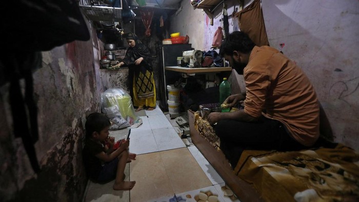 Labourers construct a structure amidst shanties in Dharavi, one of Asia's largest slums, in Mumbai, India, August 1, 2023. REUTERS/Niharika Kulkarni