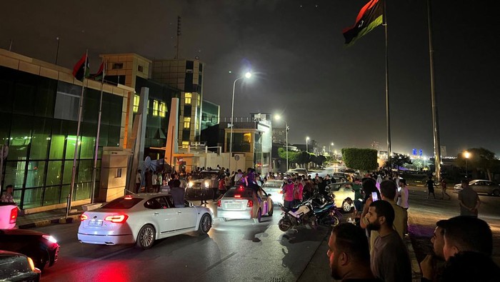 Potret Libya Membara Usai Menlu Bertemu Pejabat Israel Demonstrators gather in front of the state broadcaster's building in protest against the meeting which was held last week in Italy between the foreign affairs ministers of Libya and Israel, in Tripoli, Libya, August 29, 2023. REUTERS /Ayman al-Sahili