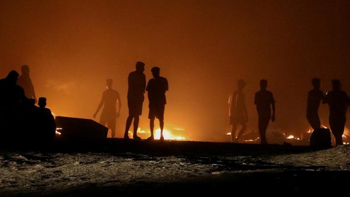Potret Libya Membara Usai Menlu Bertemu Pejabat Israel Demonstrators burn tires in protest against the meeting which was held last week in Italy between foreign affairs ministers of Libya and Israel, in Tripoli, Libya, August 27, 2023. REUTERS/Hani Amara TPX IMAGES OF THE DAY